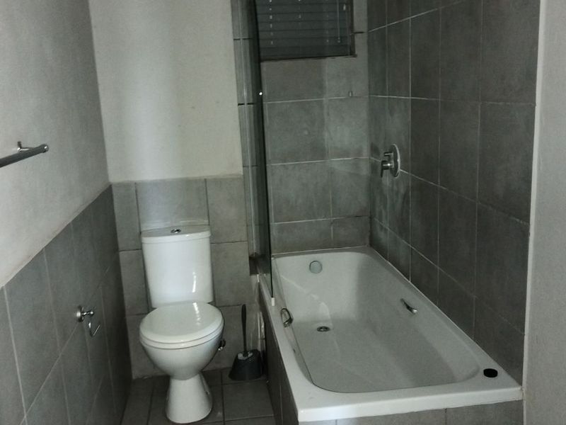 Modern Ground Floor Apartment! - Photo 8