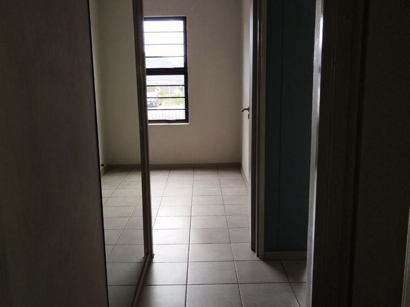 Modern Ground Floor Apartment! - Photo 7