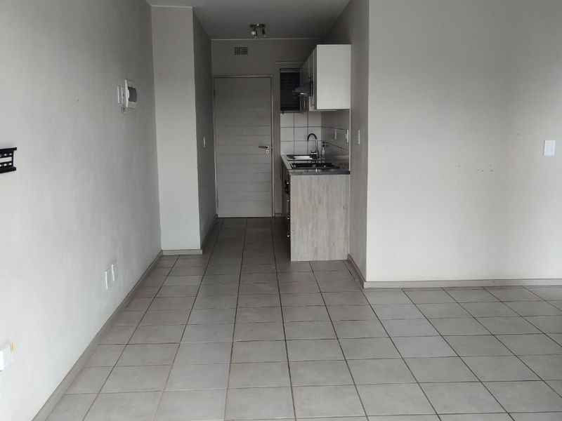 Modern Ground Floor Apartment! - Photo 6