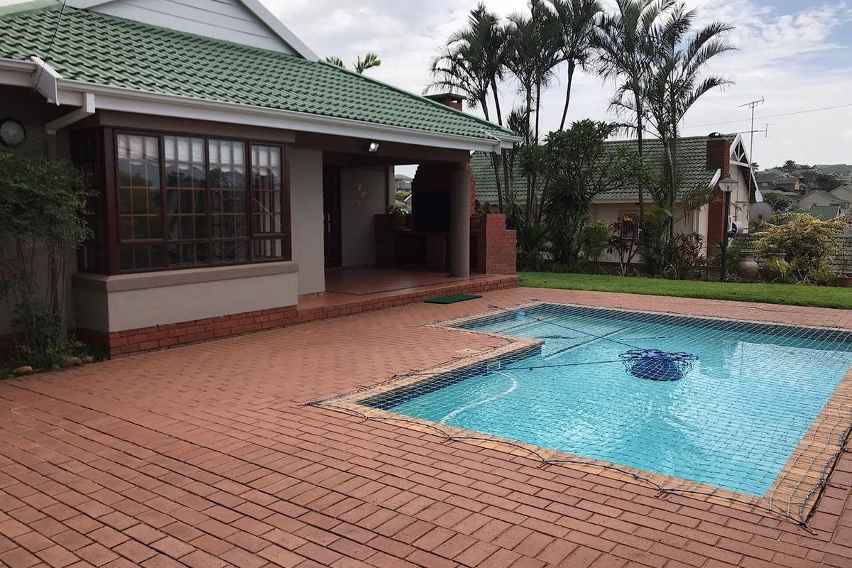To Let, 3 bedroom pet friendly free, standing house in Sunningdale - Photo 2