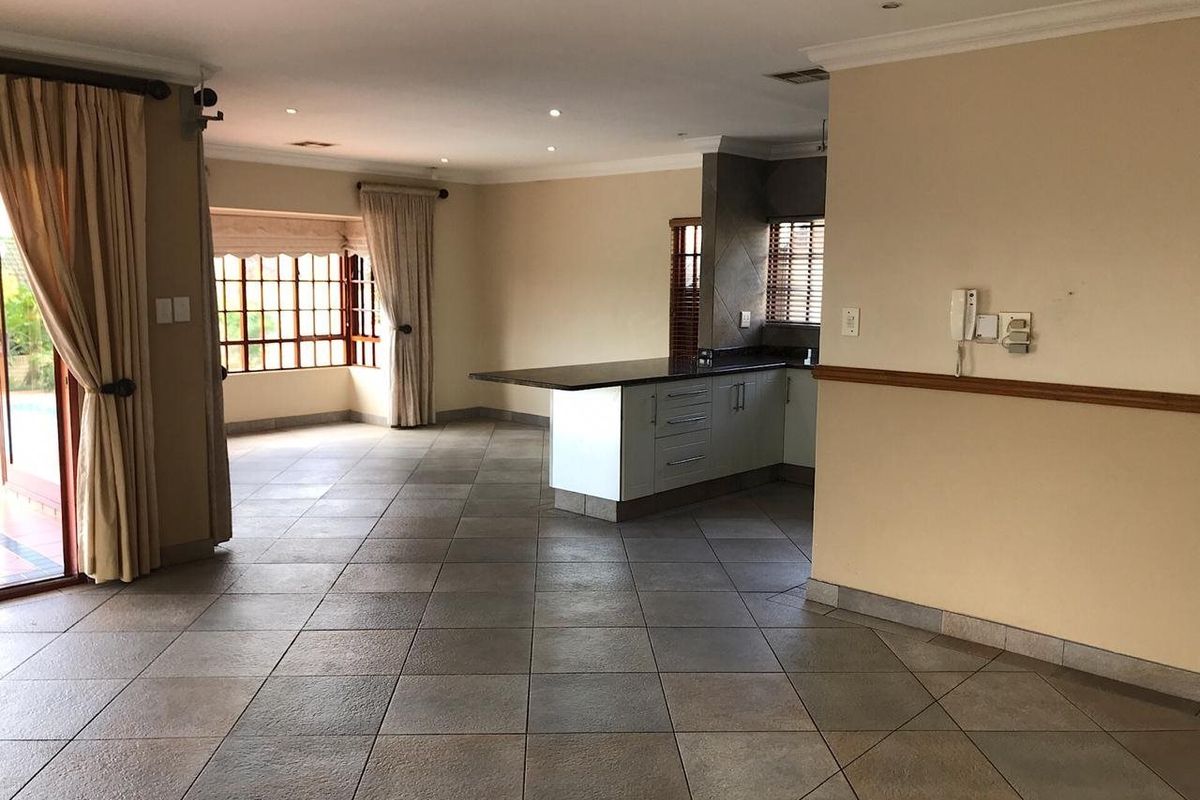 To Let, 3 bedroom pet friendly free, standing house in Sunningdale - Photo 5