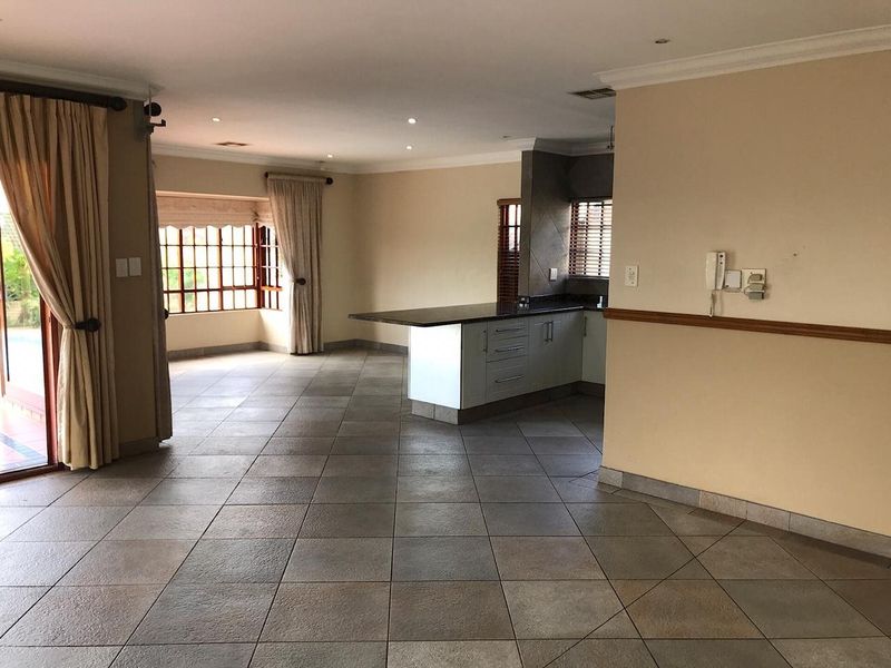 To Let, 3 bedroom pet friendly free, standing house in Sunningdale - Photo 5