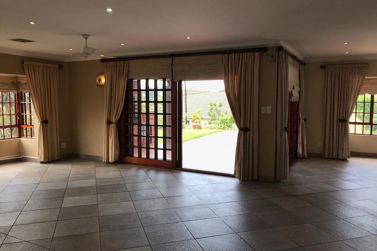 To Let, 3 bedroom pet friendly free, standing house in Sunningdale - Photo 4