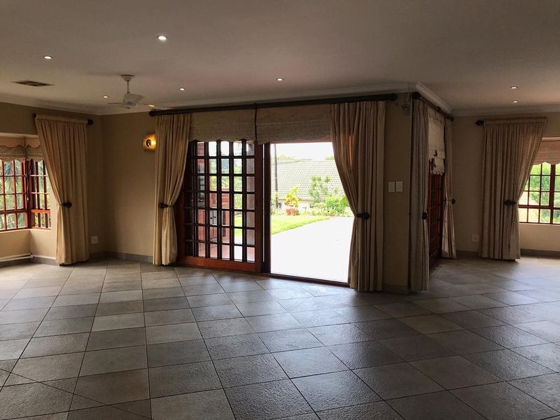 To Let, 3 bedroom pet friendly free, standing house in Sunningdale - Photo 4
