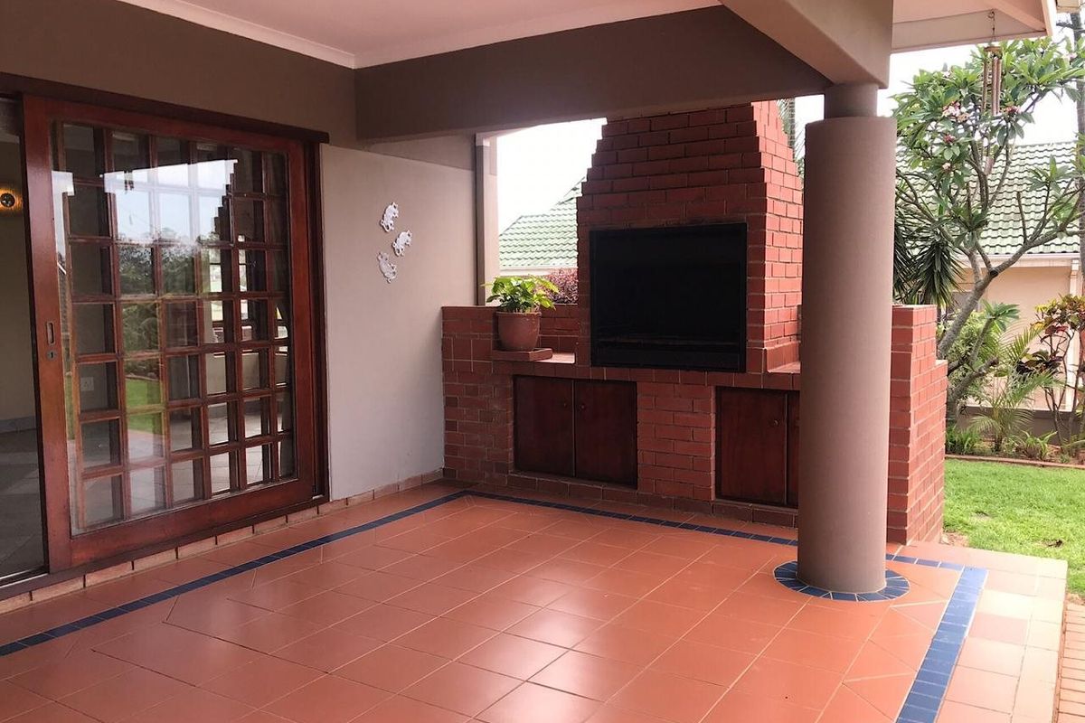 To Let, 3 bedroom pet friendly free, standing house in Sunningdale - Photo 3