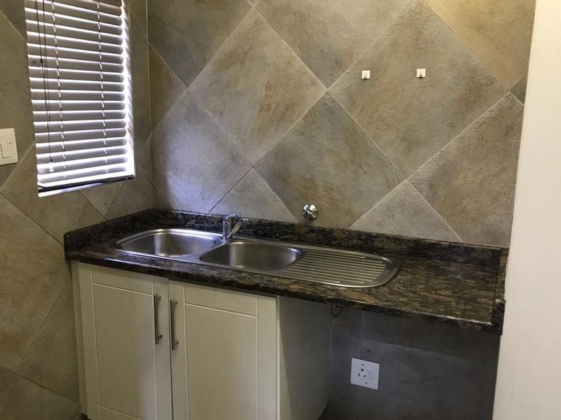To Let, 3 bedroom pet friendly free, standing house in Sunningdale - Photo 10