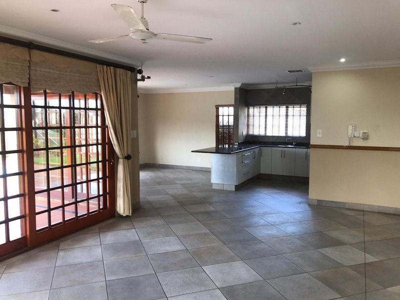 To Let, 3 bedroom pet friendly free, standing house in Sunningdale - Photo 9