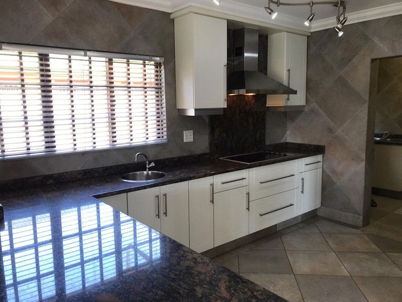 To Let, 3 bedroom pet friendly free, standing house in Sunningdale - Photo 8