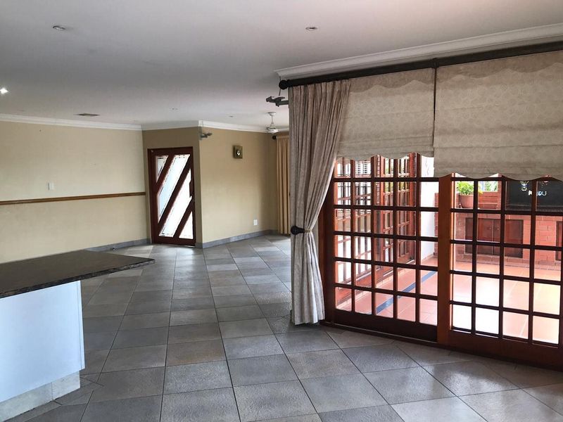 To Let, 3 bedroom pet friendly free, standing house in Sunningdale - Photo 7