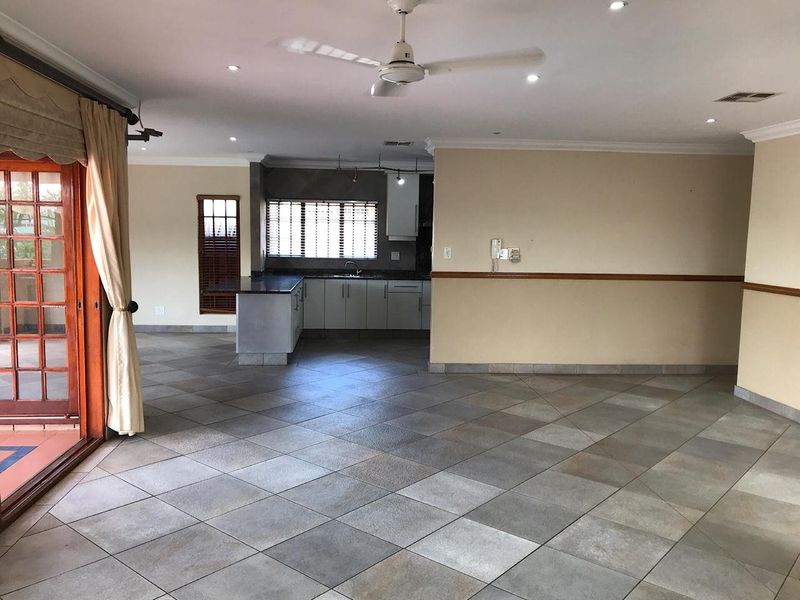 To Let, 3 bedroom pet friendly free, standing house in Sunningdale - Photo 6