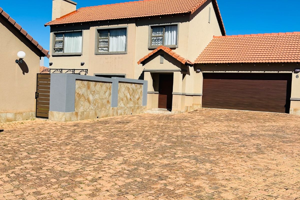 Elegant Family Home in Thatchfield Estate. - Photo 2