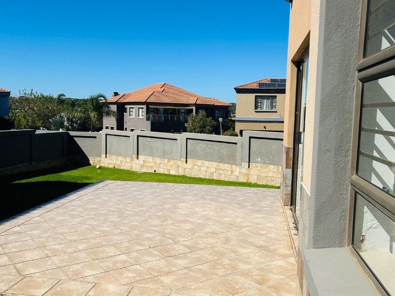Elegant Family Home in Thatchfield Estate. - Photo 9