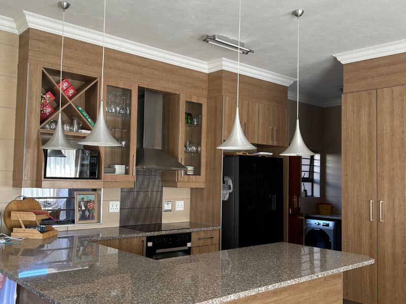 Elegant Family Home in Thatchfield Estate. - Photo 10