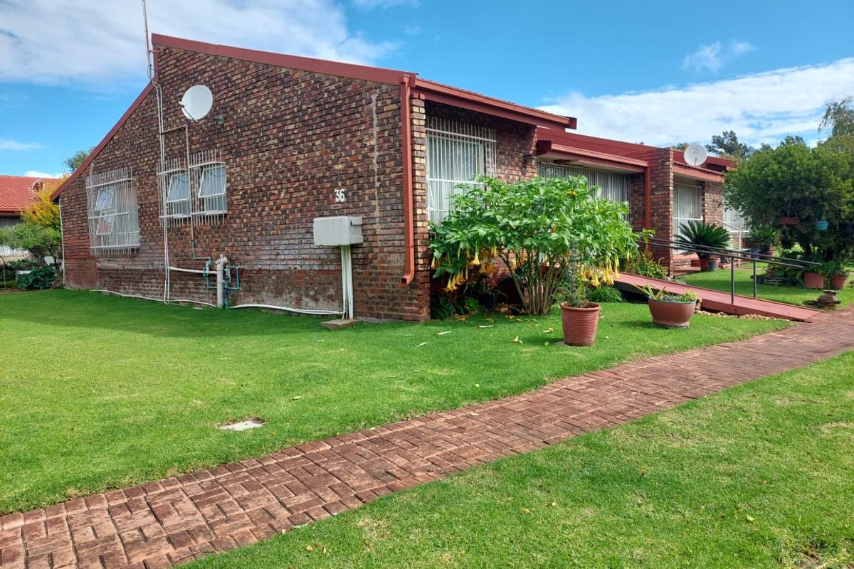 2 Bedroom Townhouse for Sale – Great Value in a Retirement Complex - Photo 2