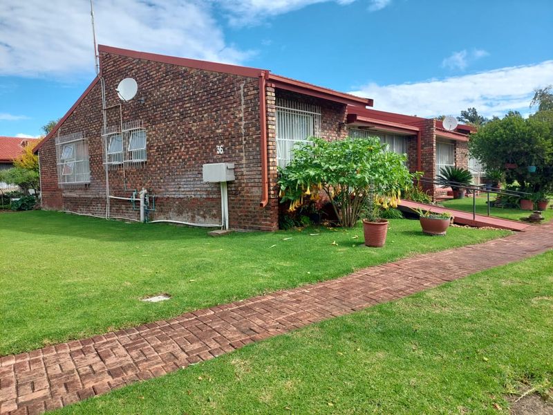 2 Bedroom Townhouse for Sale – Great Value in a Retirement Complex - Photo 2