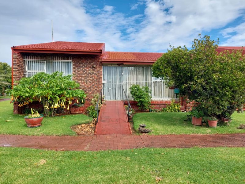 2 Bedroom Townhouse for Sale – Great Value in a Retirement Complex - Photo 1