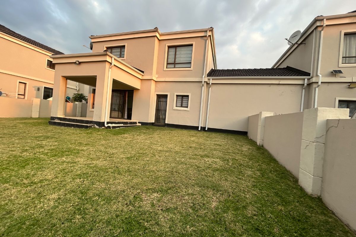 3 bed 2.5 bathroom modern duplux - Photo 2