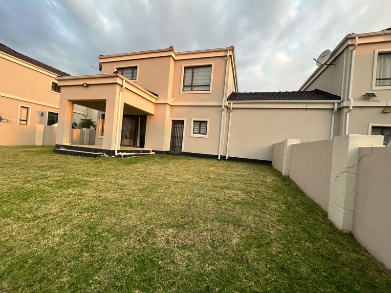 3 bed 2.5 bathroom modern duplux - Photo 2