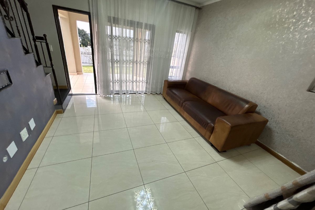 3 bed 2.5 bath modern duplex  - Photo 3