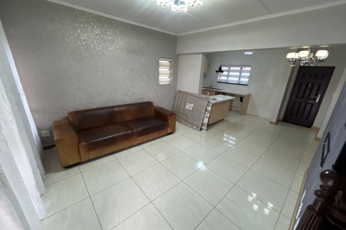 3 bed 2.5 bath modern duplex  - Photo 5