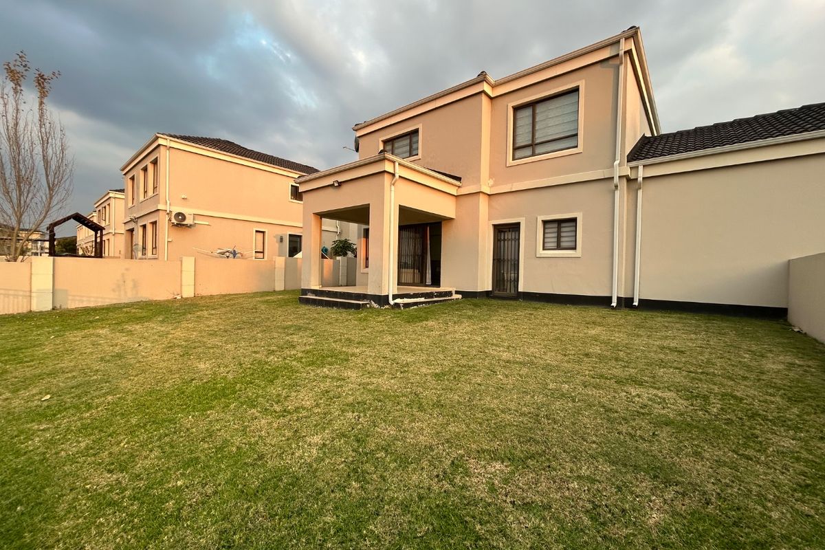 3 bed 2.5 bath modern duplex  - Photo 2