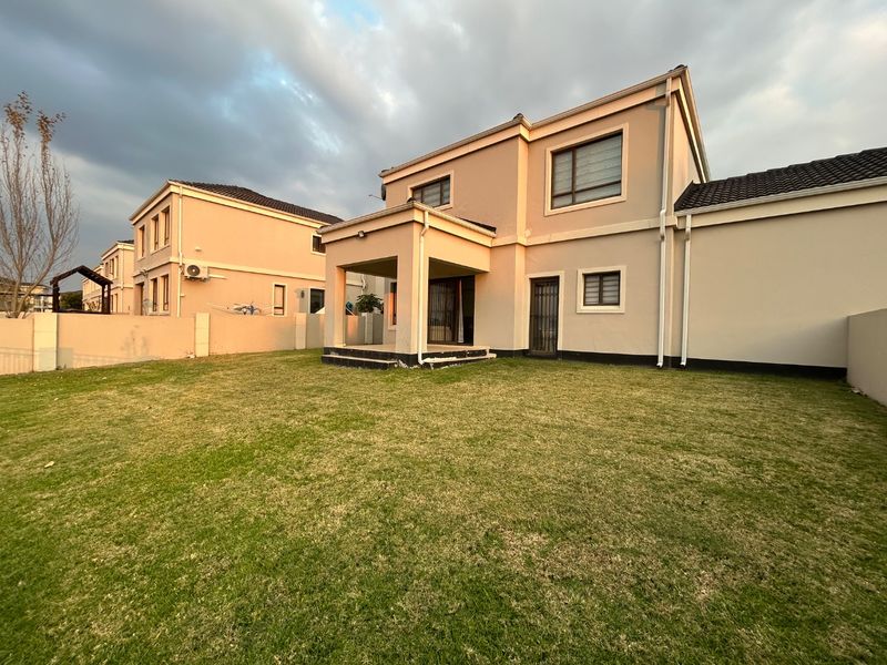 3 bed 2.5 bath modern duplex  - Photo 2