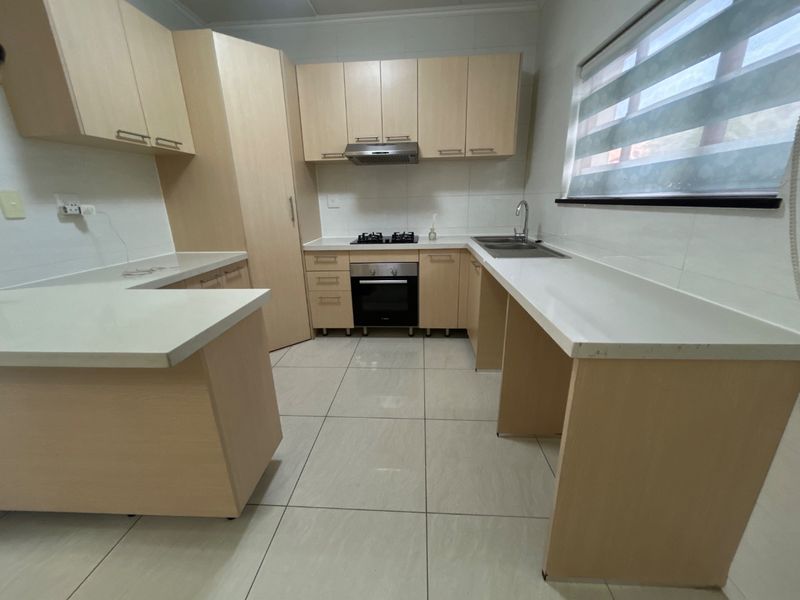 3 bed 2.5 bath modern duplex  - Photo 8