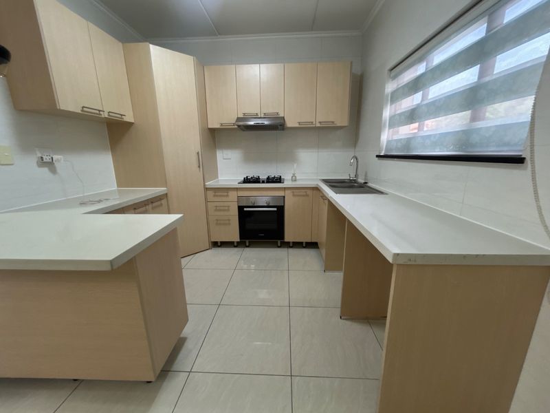 3 bed 2.5 bath modern duplex  - Photo 9