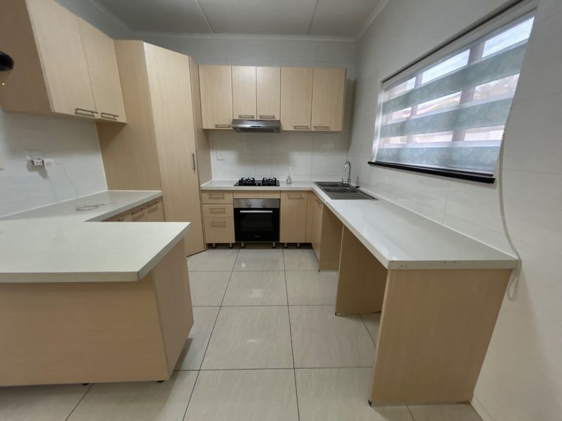 3 bed 2.5 bath modern duplex  - Photo 7