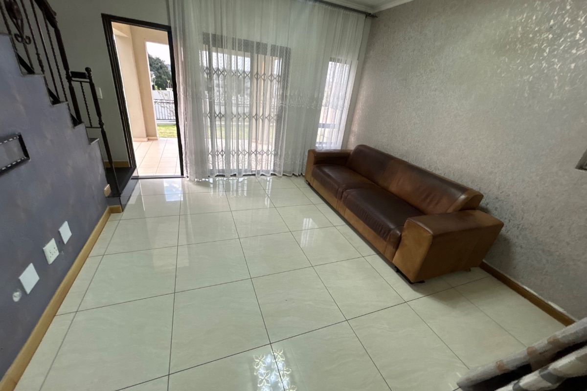 3 bed 2.5 bath modern duplex  - Photo 4