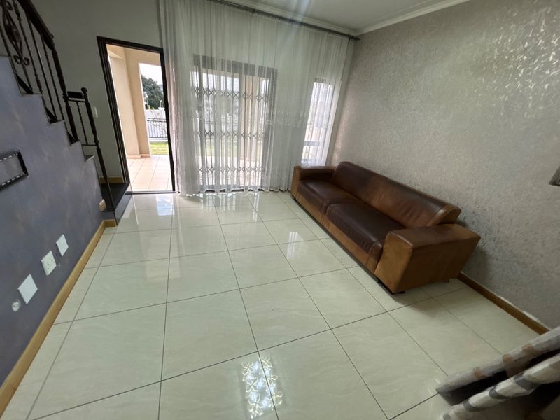 3 bed 2.5 bath modern duplex  - Photo 4