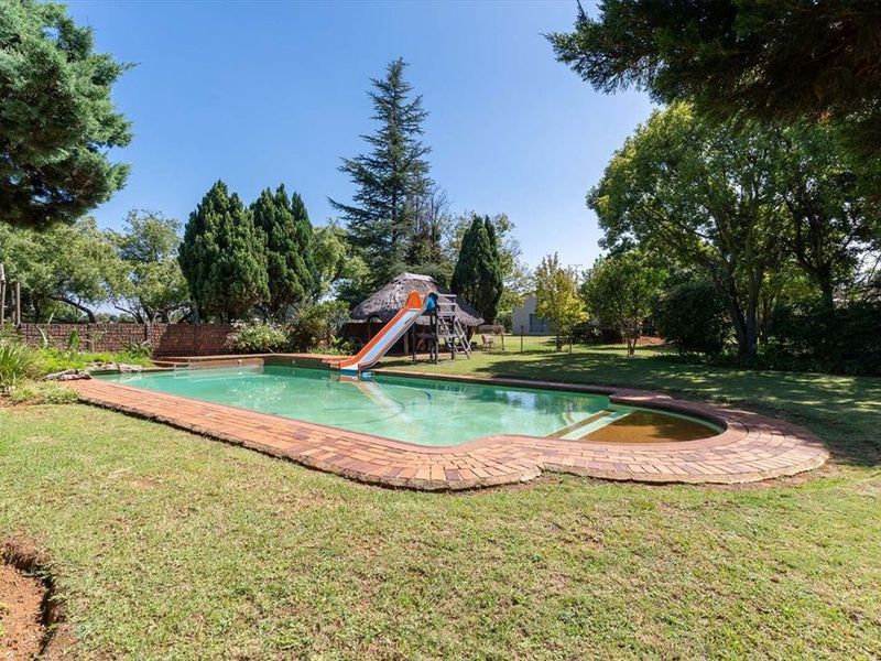 Spacious Family Home with Granny Flat and Pool - Photo 3