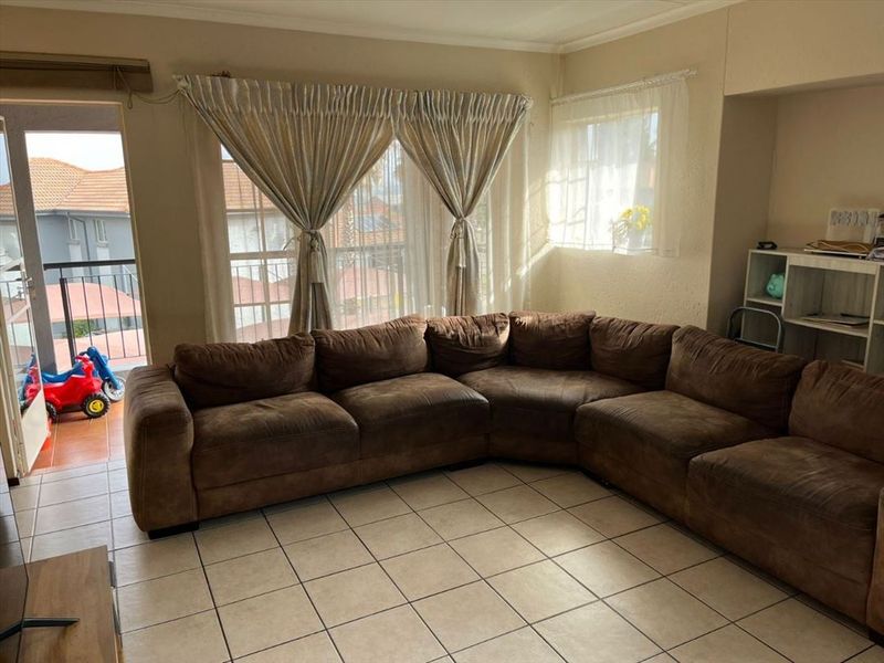 Charming Two-Bedroom Home with Pool - Photo 2
