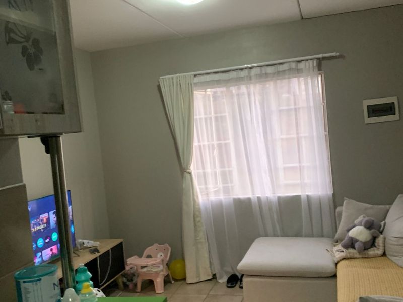 Welcome to this charming and secure 2-bedroom, 1-bathroom apartment - Photo 4