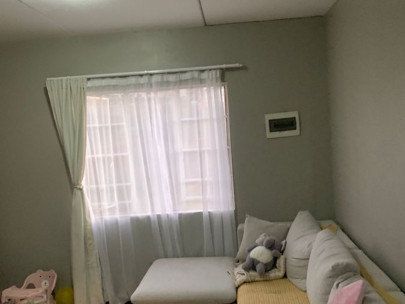 Welcome to this charming and secure 2-bedroom, 1-bathroom apartment - Photo 3