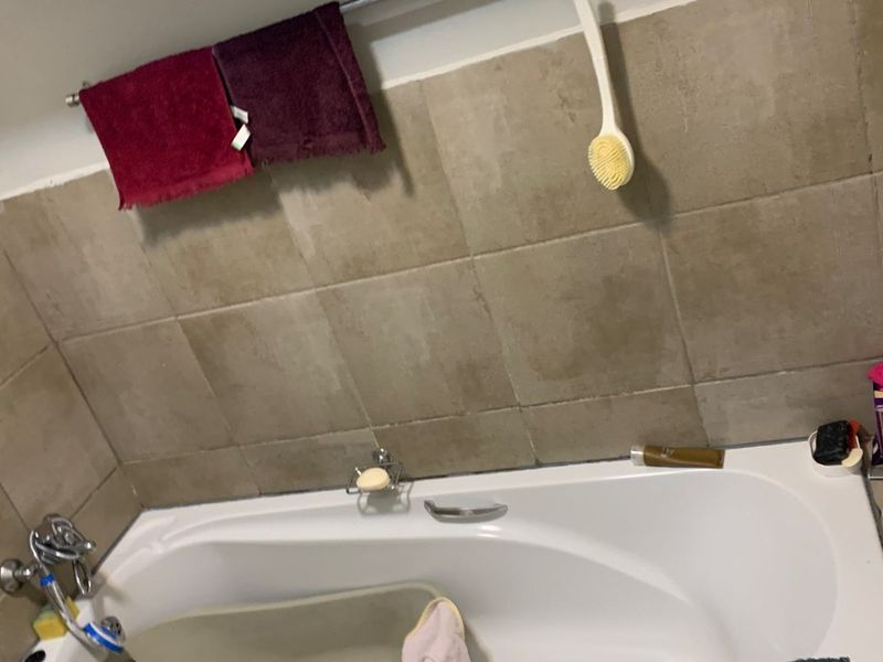 Welcome to this charming and secure 2-bedroom, 1-bathroom apartment - Photo 6