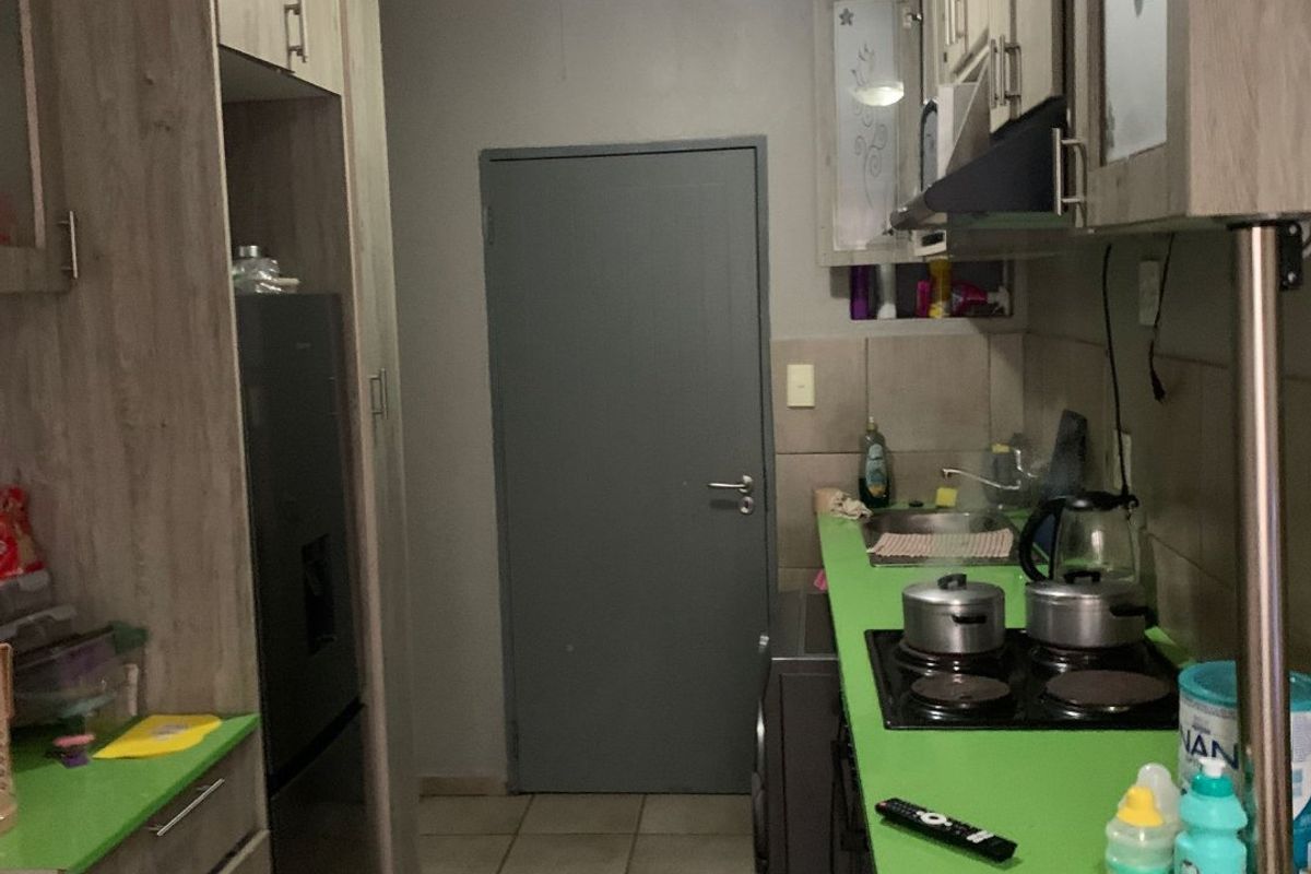 Welcome to this charming and secure 2-bedroom, 1-bathroom apartment - Photo 2