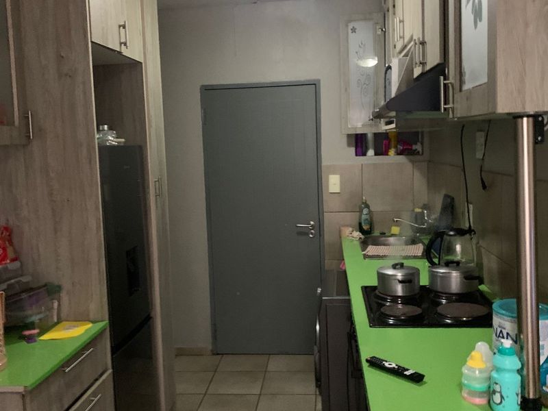 Welcome to this charming and secure 2-bedroom, 1-bathroom apartment - Photo 2