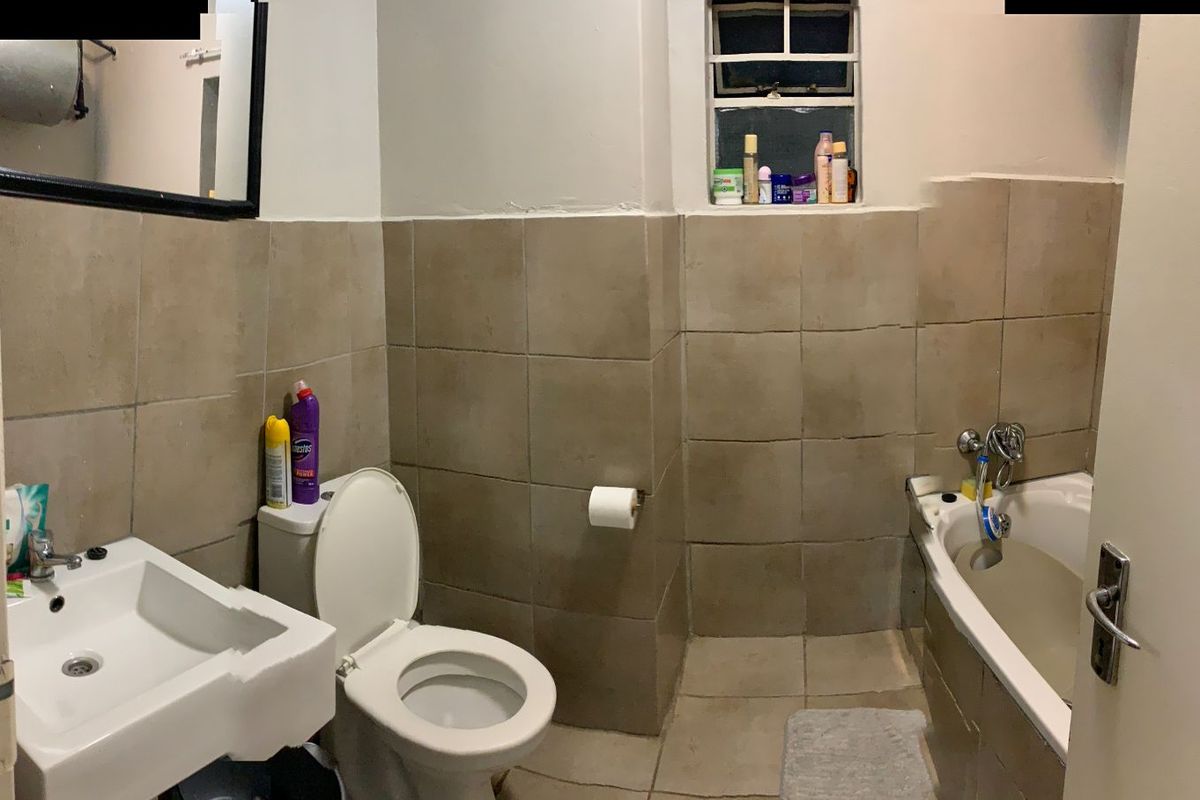 Welcome to this charming and secure 2-bedroom, 1-bathroom apartment - Photo 5
