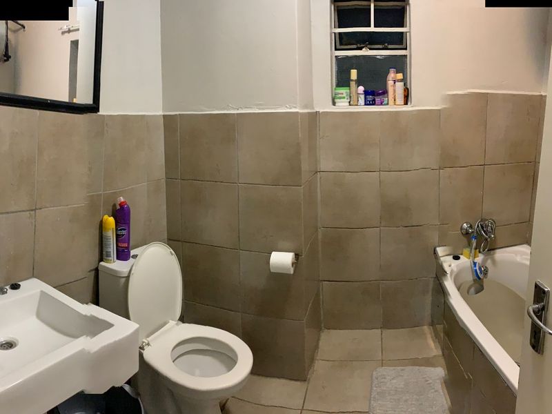 Welcome to this charming and secure 2-bedroom, 1-bathroom apartment - Photo 5