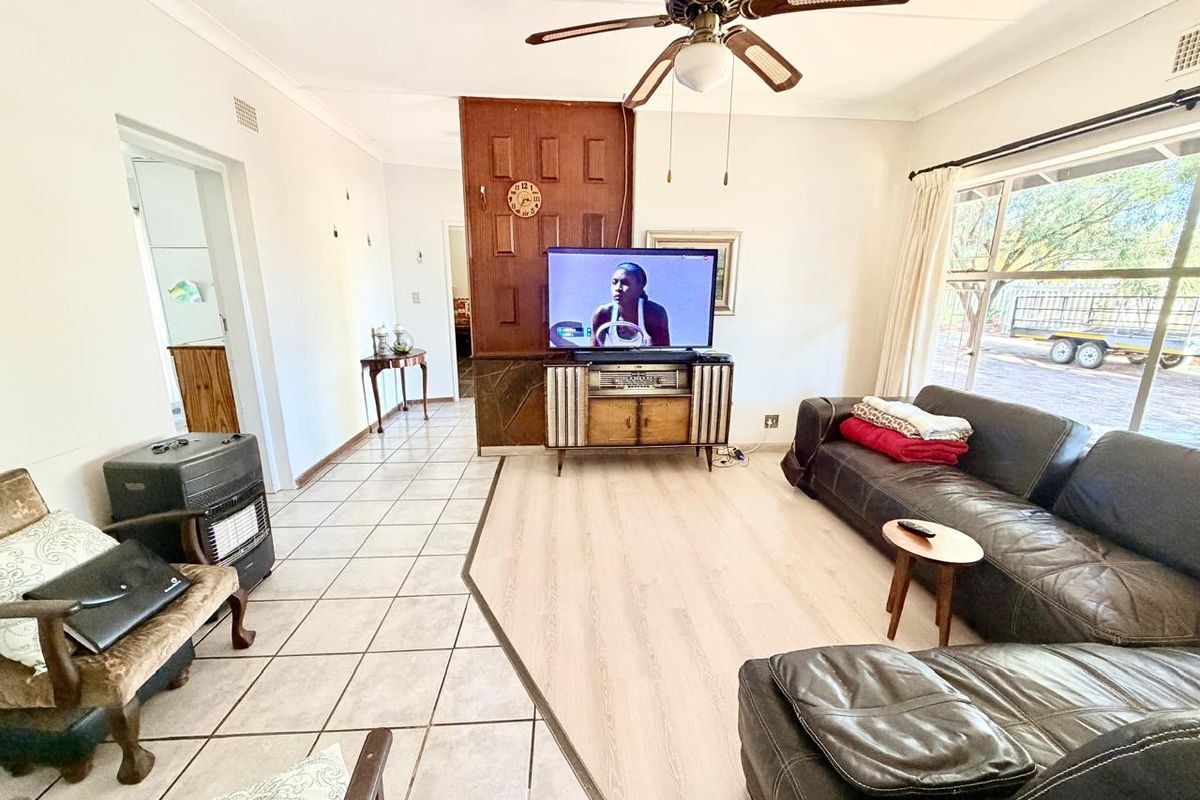 Family Home in Wilkoppies with Flatlet - Photo 4