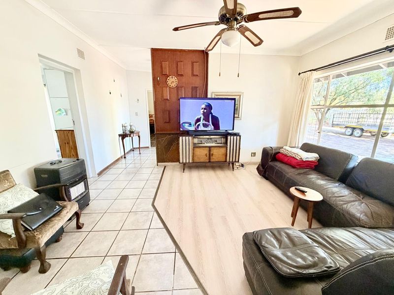 Family Home in Wilkoppies with Flatlet - Photo 4