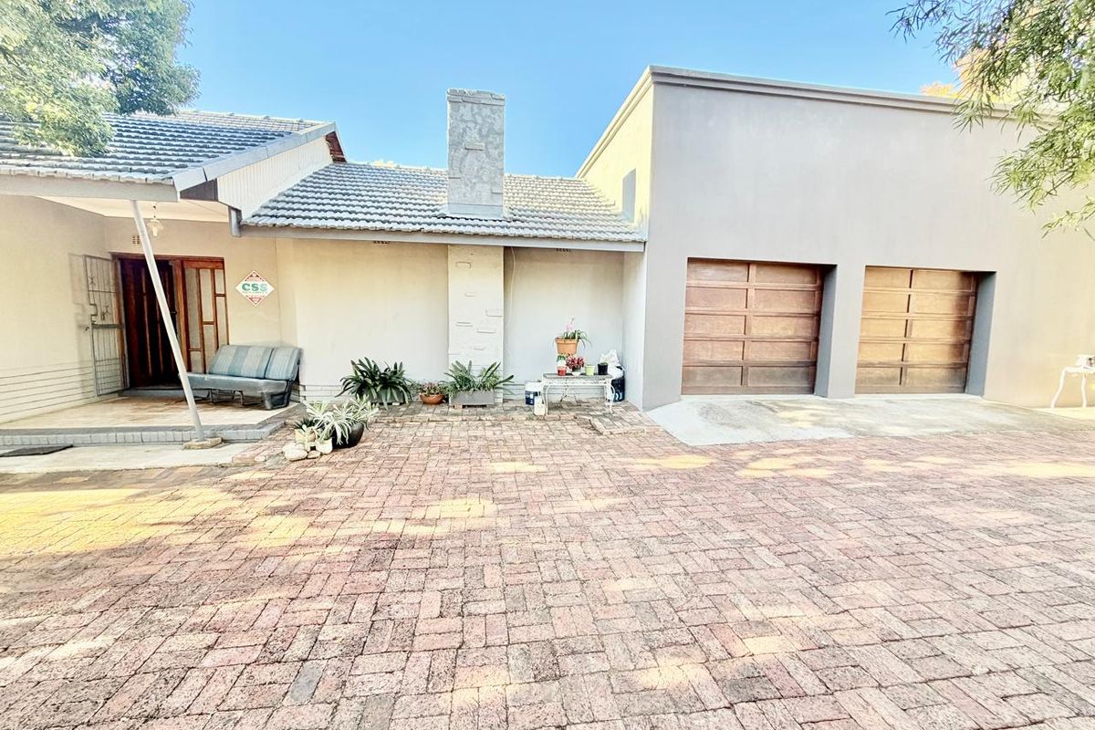 Family Home in Wilkoppies with Flatlet - Photo 2