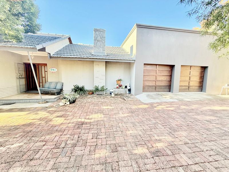 Family Home in Wilkoppies with Flatlet - Photo 2