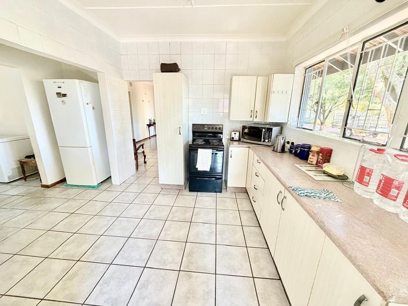 Family Home in Wilkoppies with Flatlet - Photo 10