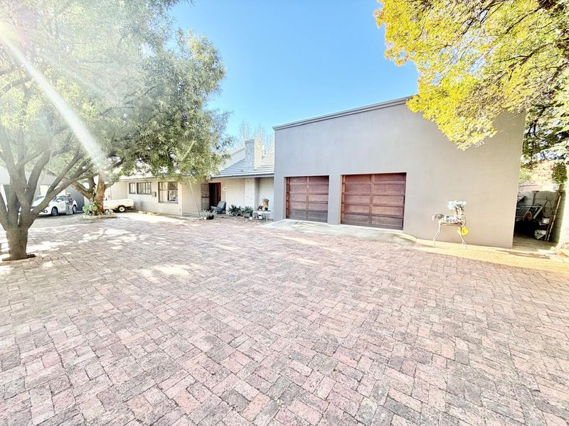 Family Home in Wilkoppies with Flatlet - Photo 1