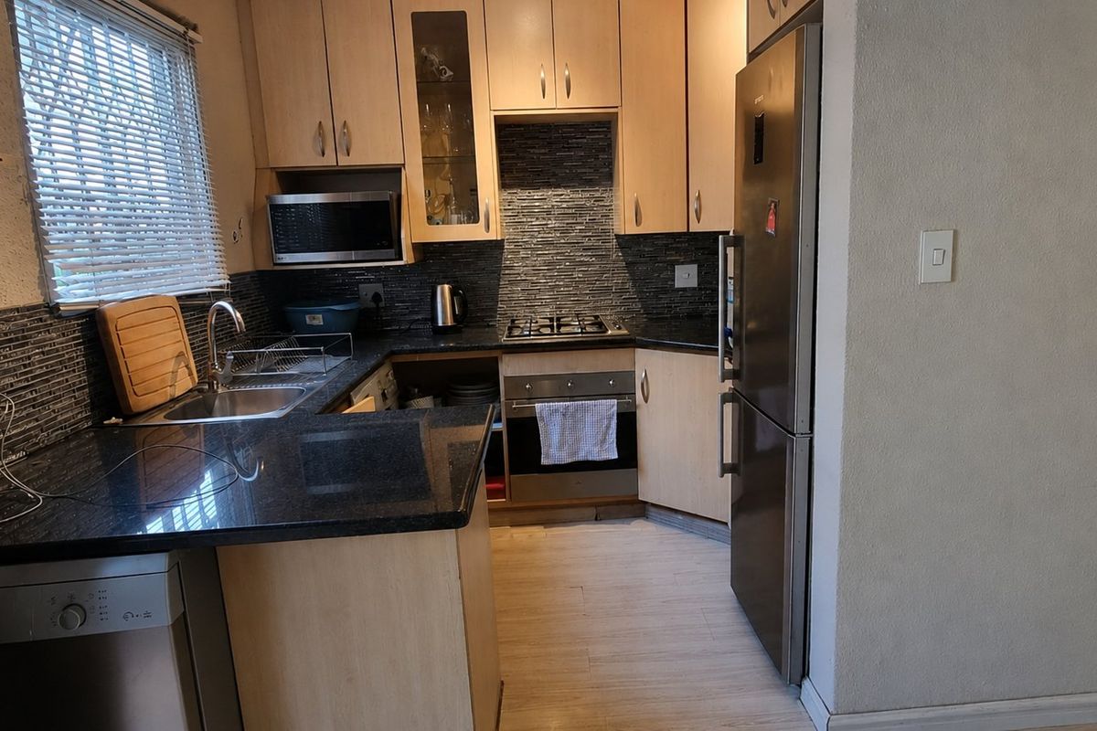 2 Bedroom Apartment / Flat for Sale in Douglasdale - Photo 2