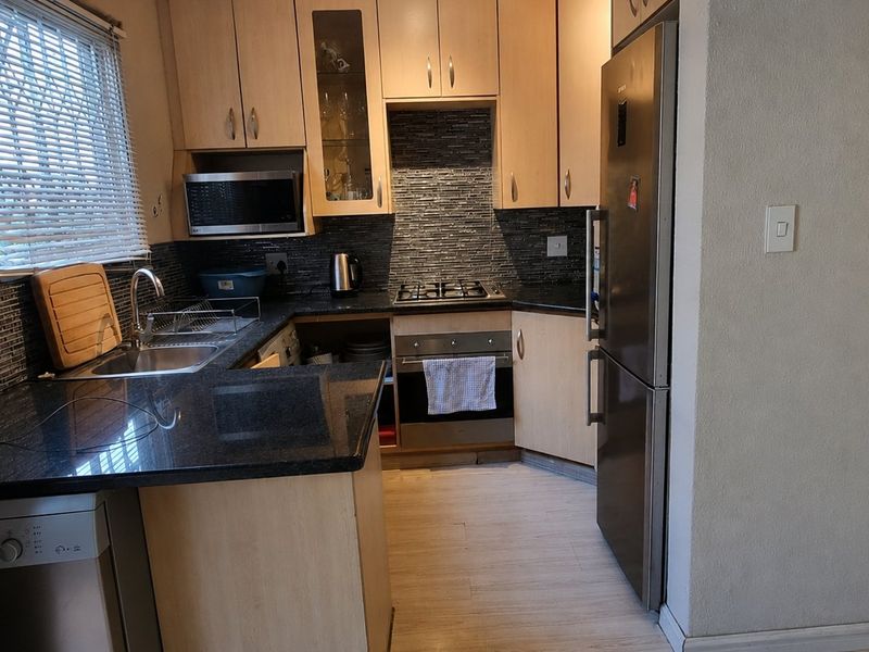 2 Bedroom Apartment / Flat for Sale in Douglasdale - Photo 2