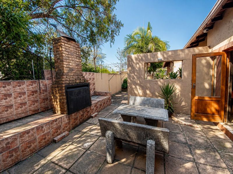 Entertainer’s EdenvaleGem with Pool and Flatlet - Photo 4