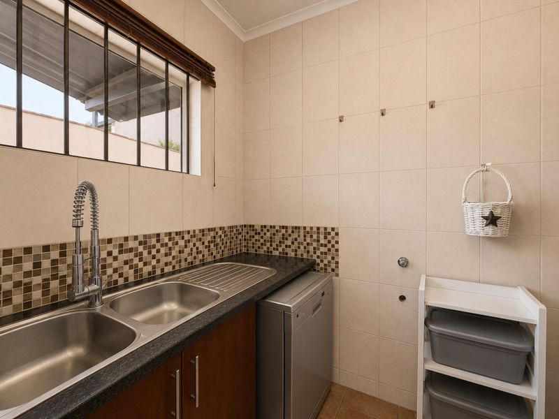 Entertainer’s EdenvaleGem with Pool and Flatlet - Photo 10